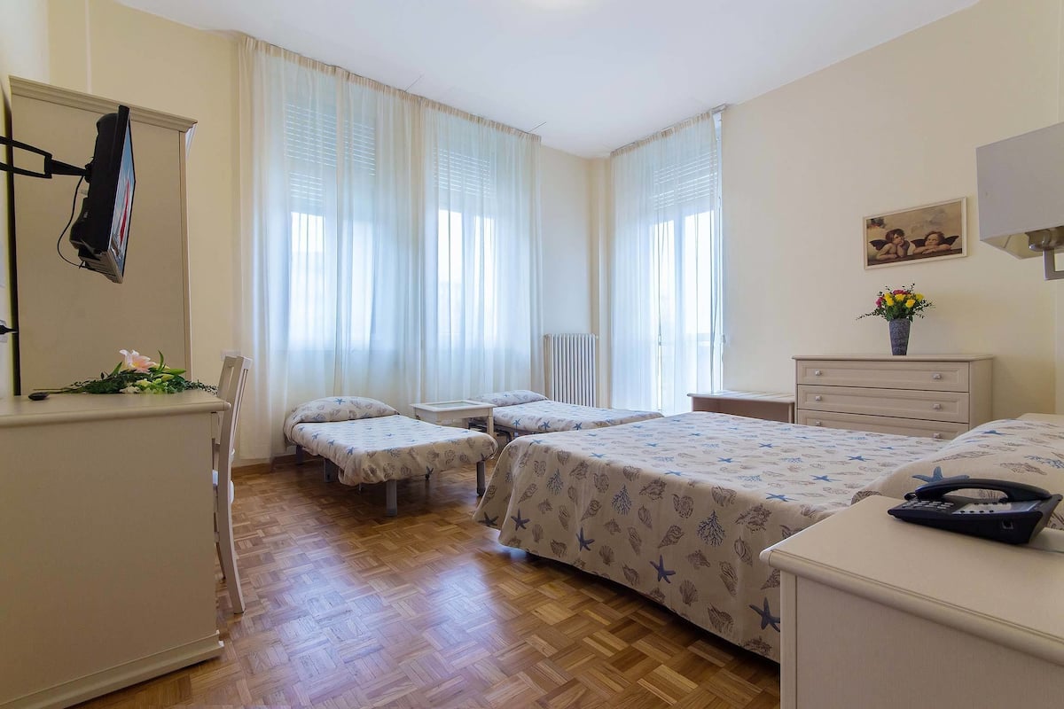 Coffres-forts dans les chambres, bureau, Wi-Fi gratuit, draps fournis