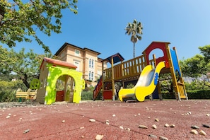 Children’s play area – outdoor
