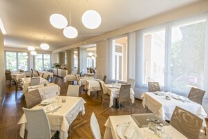 Breakfast, lunch, dinner served; Italian cuisine 