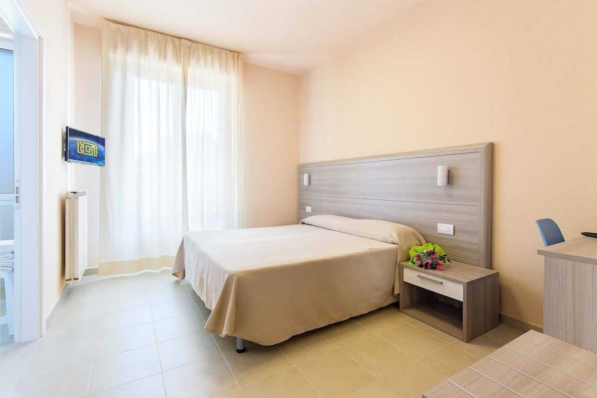 Coffres-forts dans les chambres, bureau, Wi-Fi gratuit, draps fournis