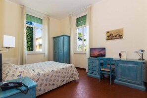 Caja fuerte, escritorio, wifi gratis y ropa de cama