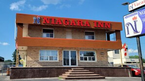 A two-story building with a sign reading "Niagara Inn". - Niagara Inn (Niagara Falls)