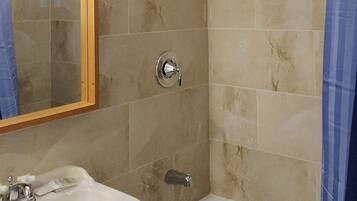 Economy-huone, 2 parisänkyä | Kylpyhuone | Ilmaiset hygieniatuotteet, hiustenkuivaaja, pyyhkeet, saippua