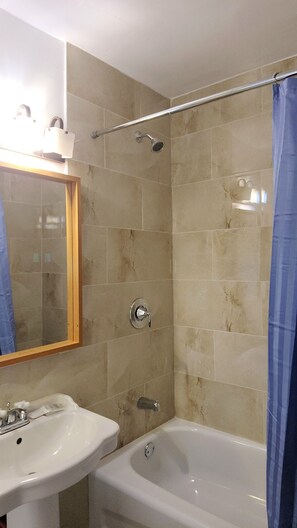 Economy Room, 2 Double Beds | Bathroom | Free toiletries, hair dryer, towels, soap - Niagara Inn (Niagara Falls)