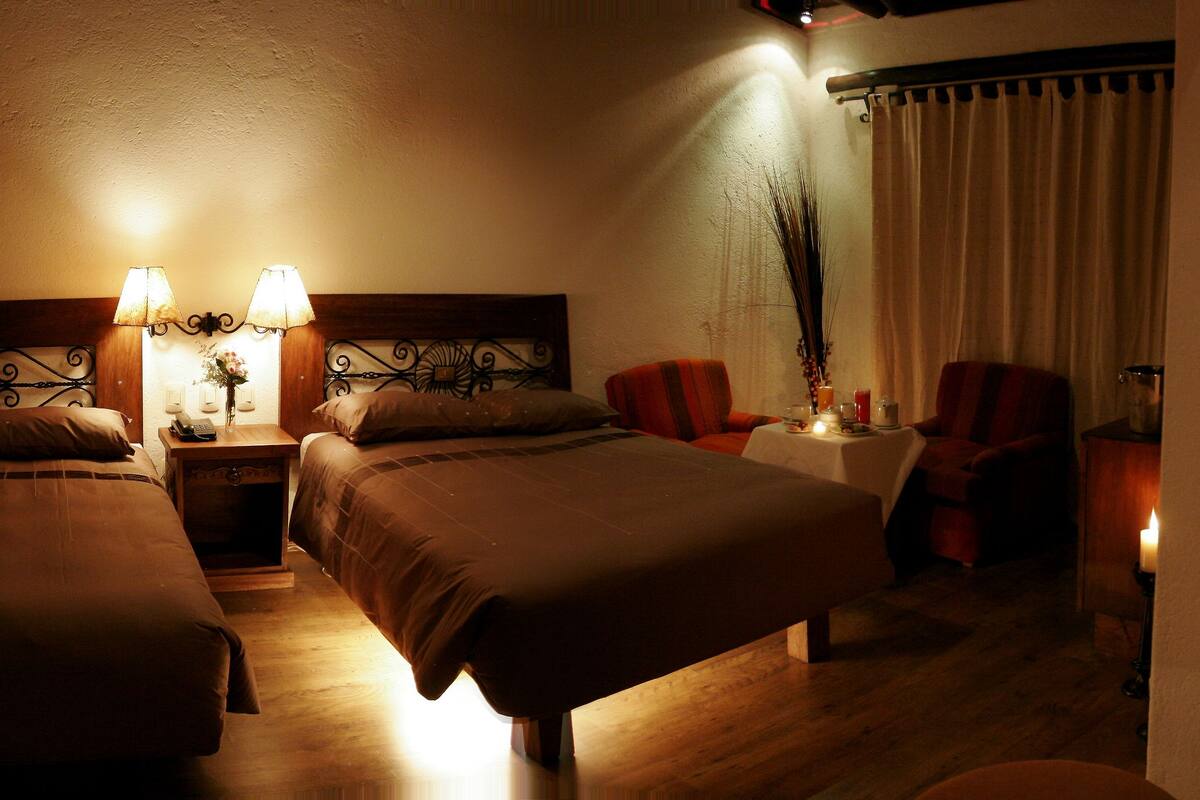 Suíte, 2 camas de casal, banheira de hidromassagem | Roupas de cama premium, frigobar, escrivaninha, quartos à prova de som