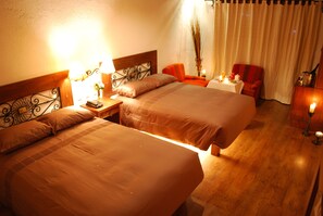 Phòng Suite, 2 giường đôi, bồn tắm thủy lực | Bộ đồ giường cao cấp, minibar, bàn, phòng cách âm 