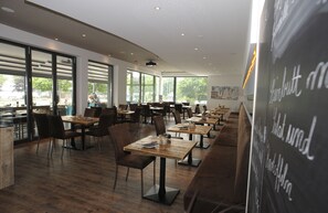 Desayuno buffet diario (EUR 17.5 por persona)