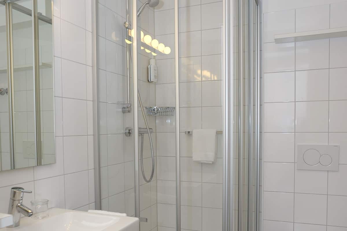 standard room | bathroom amenities | shower, free toiletries, hair dryer, bathrobes