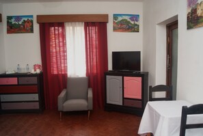 In-room safe, individually decorated, desk, blackout drapes - Villa Mahefa (Antananarivo)