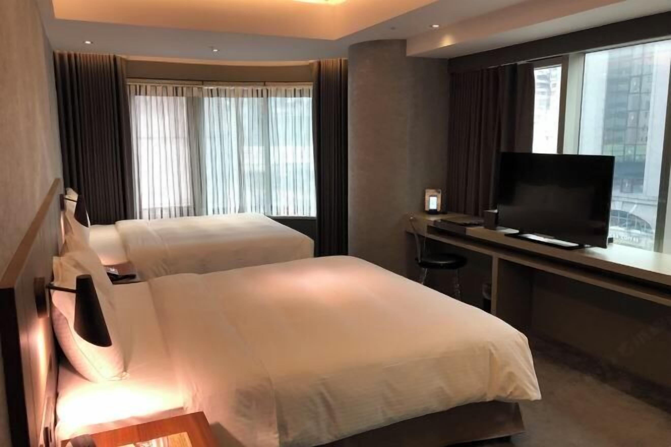 مكتب ومساحة عمل للكمبيوتر المحمول وتجهيزات عازلة للصوت وواي فاي مجانًا