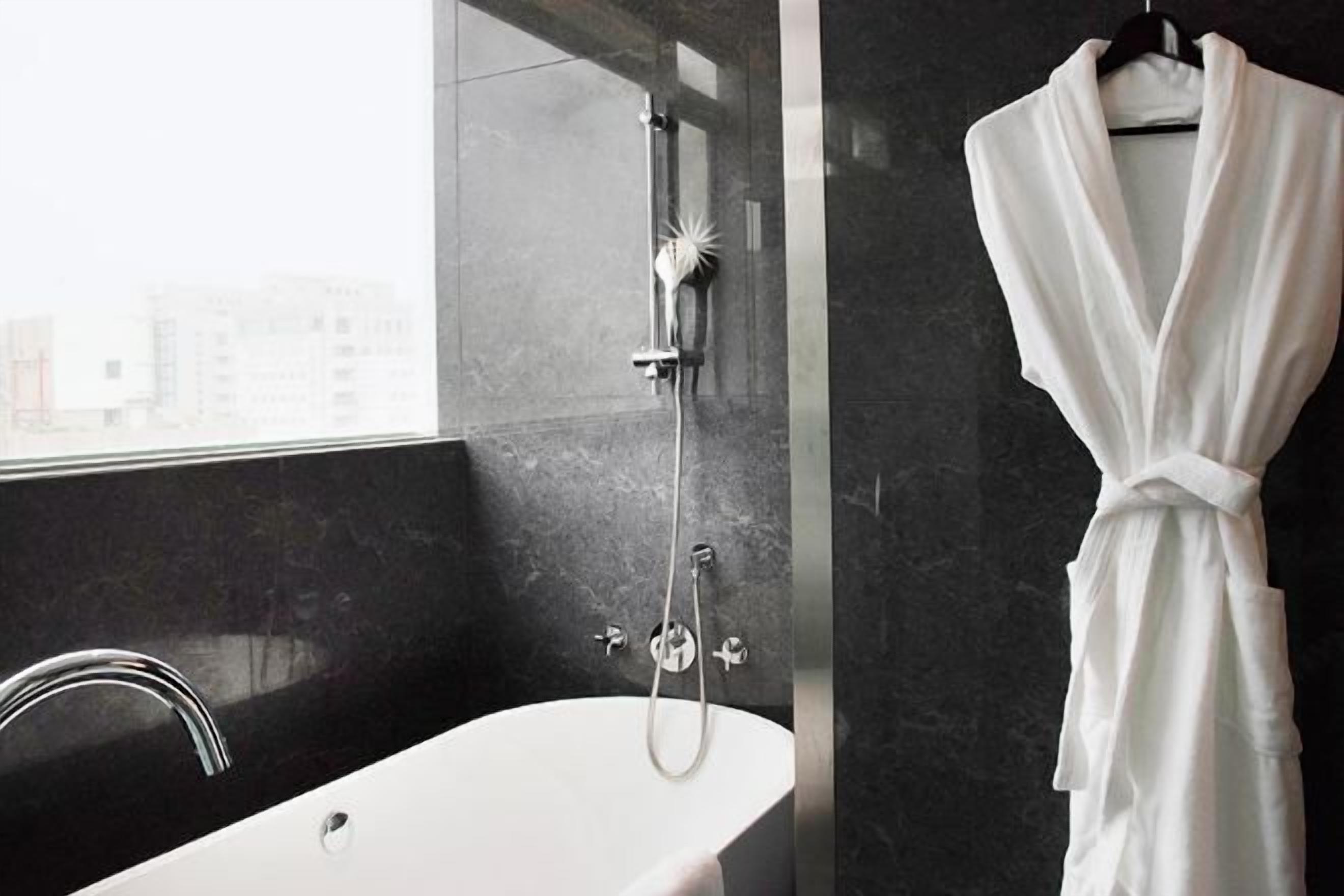 أحواض استحمام وحجيرات دش منفصلة، دُش غزير، مجففات شعر، مناشف