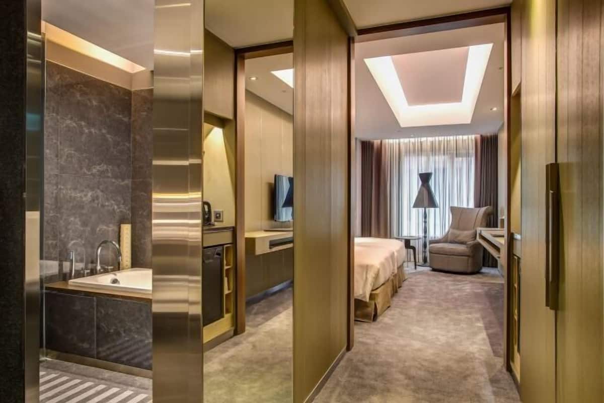 Desk, laptop workspace, soundproofing, free WiFi