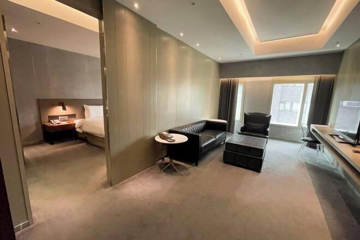 1 quarto, escrivaninha, espaço de trabalho para notebook