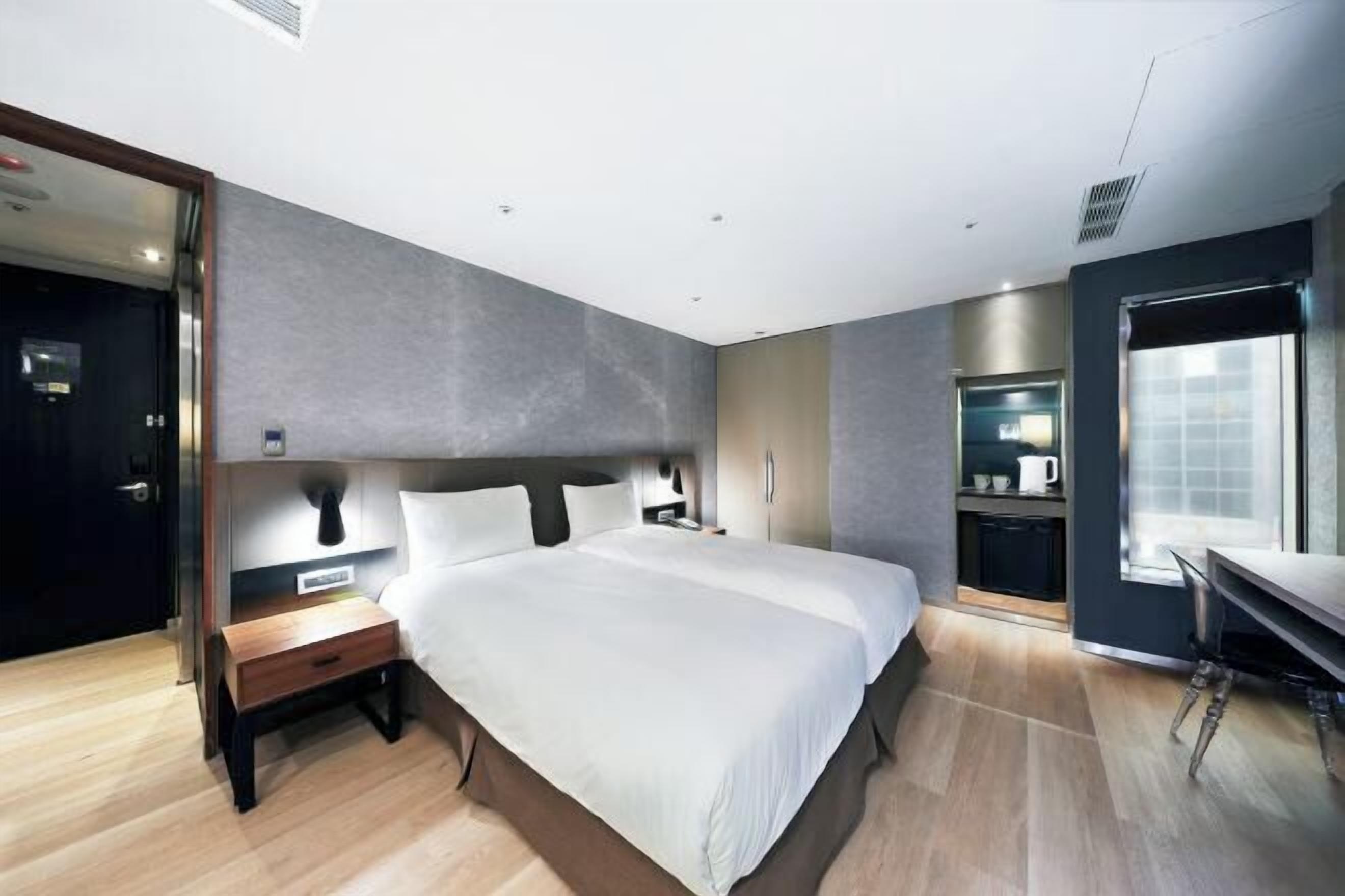 Desk, laptop workspace, soundproofing, free WiFi