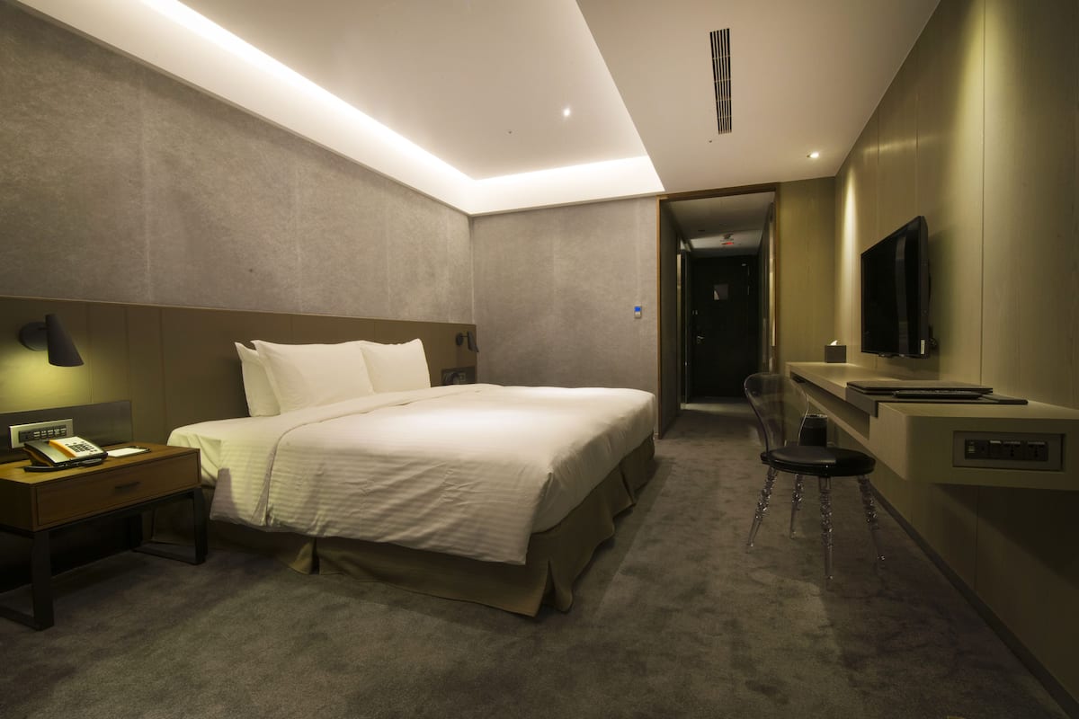 Quarto casal executivo | 1 quarto, escrivaninha, espaço de trabalho para notebook