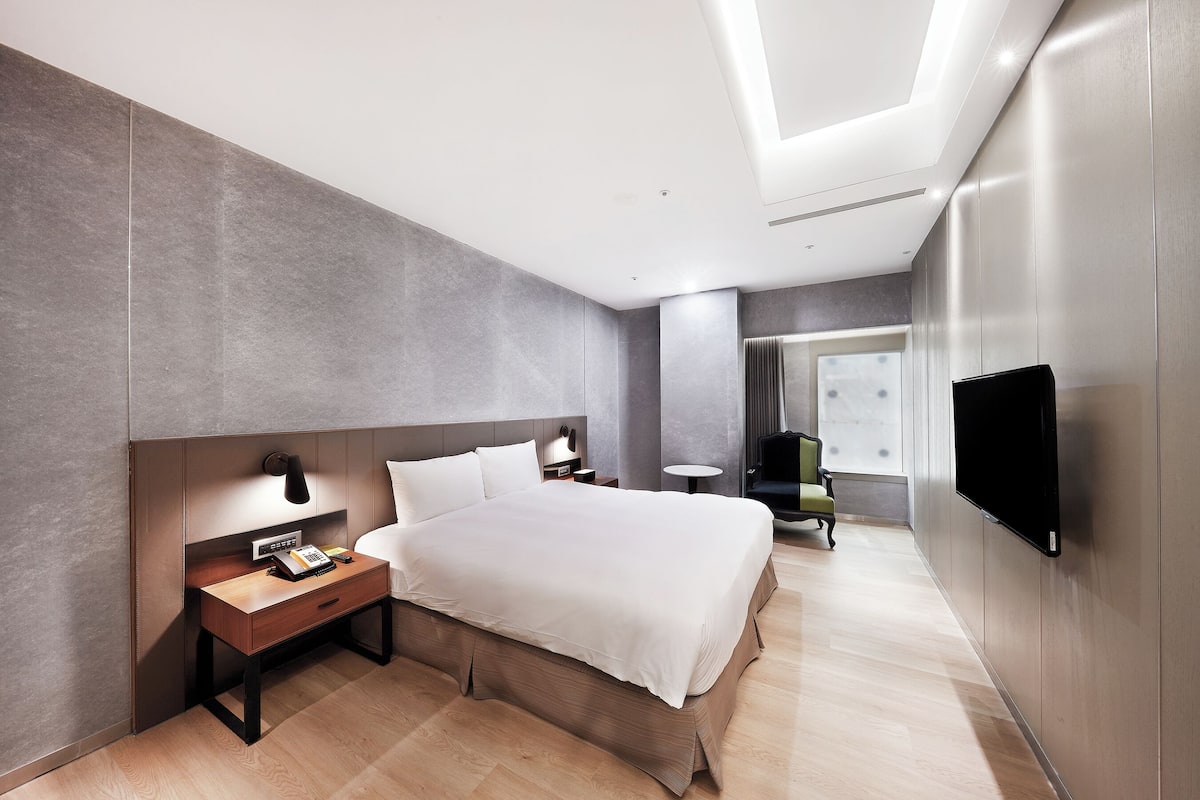 Phòng Suite Tiêu chuẩn | Bàn, khu vực làm việc phù hợp cho laptop, phòng cách âm