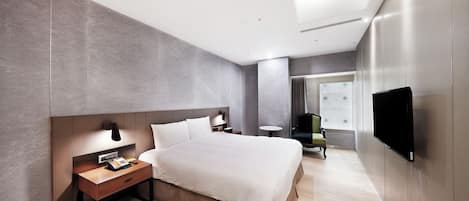 Standard Suite | Desk, laptop workspace, soundproofing, free WiFi