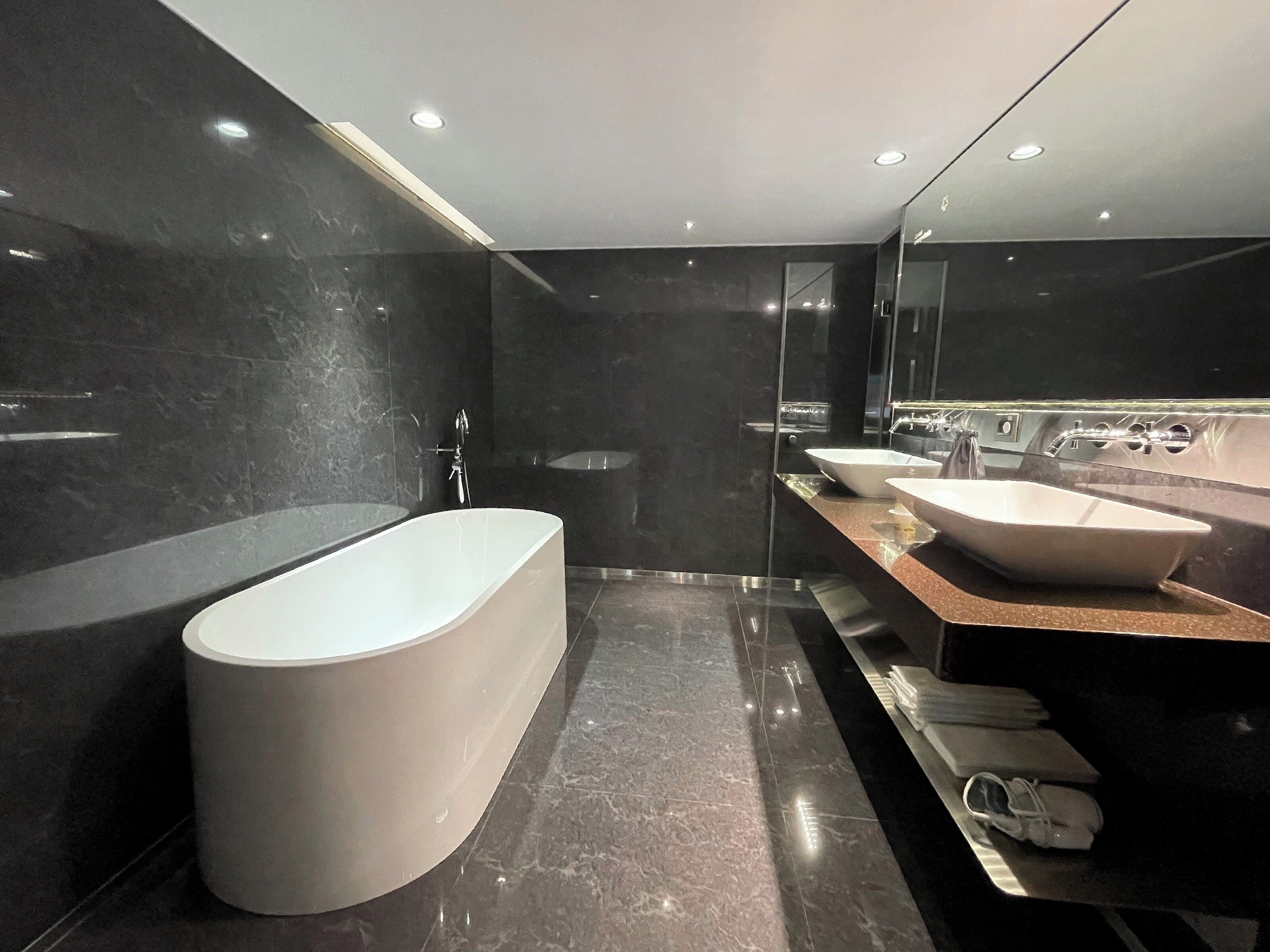 standard suite | deep-soaking bathtub