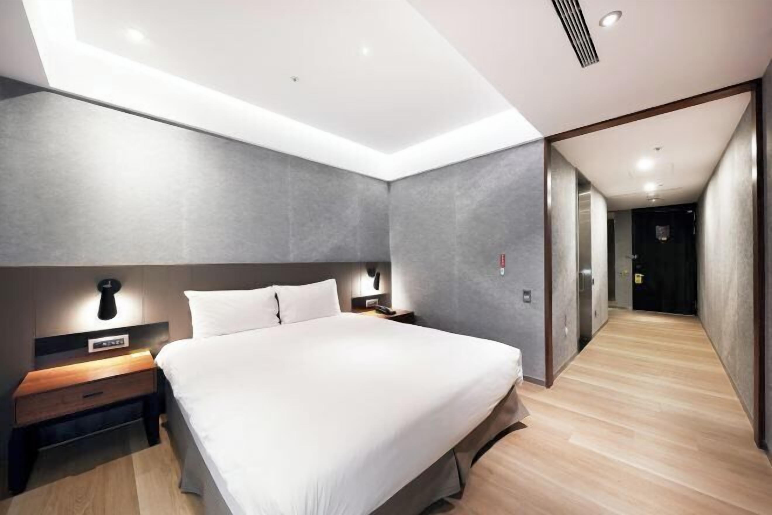 Desk, laptop workspace, soundproofing, free WiFi