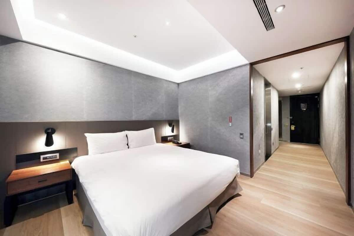 Desk, laptop workspace, soundproofing, free WiFi