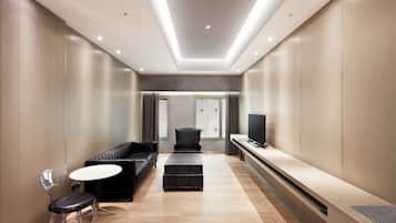 Standard Suite | Desk, laptop workspace, soundproofing, free WiFi