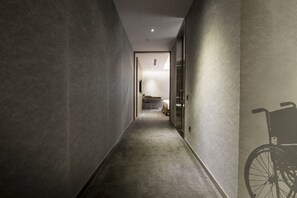 ダブルルーム 車椅子で利用可能な浴槽 | デスク、ノートパソコン用作業スペース、防音設備、WiFi (無料)