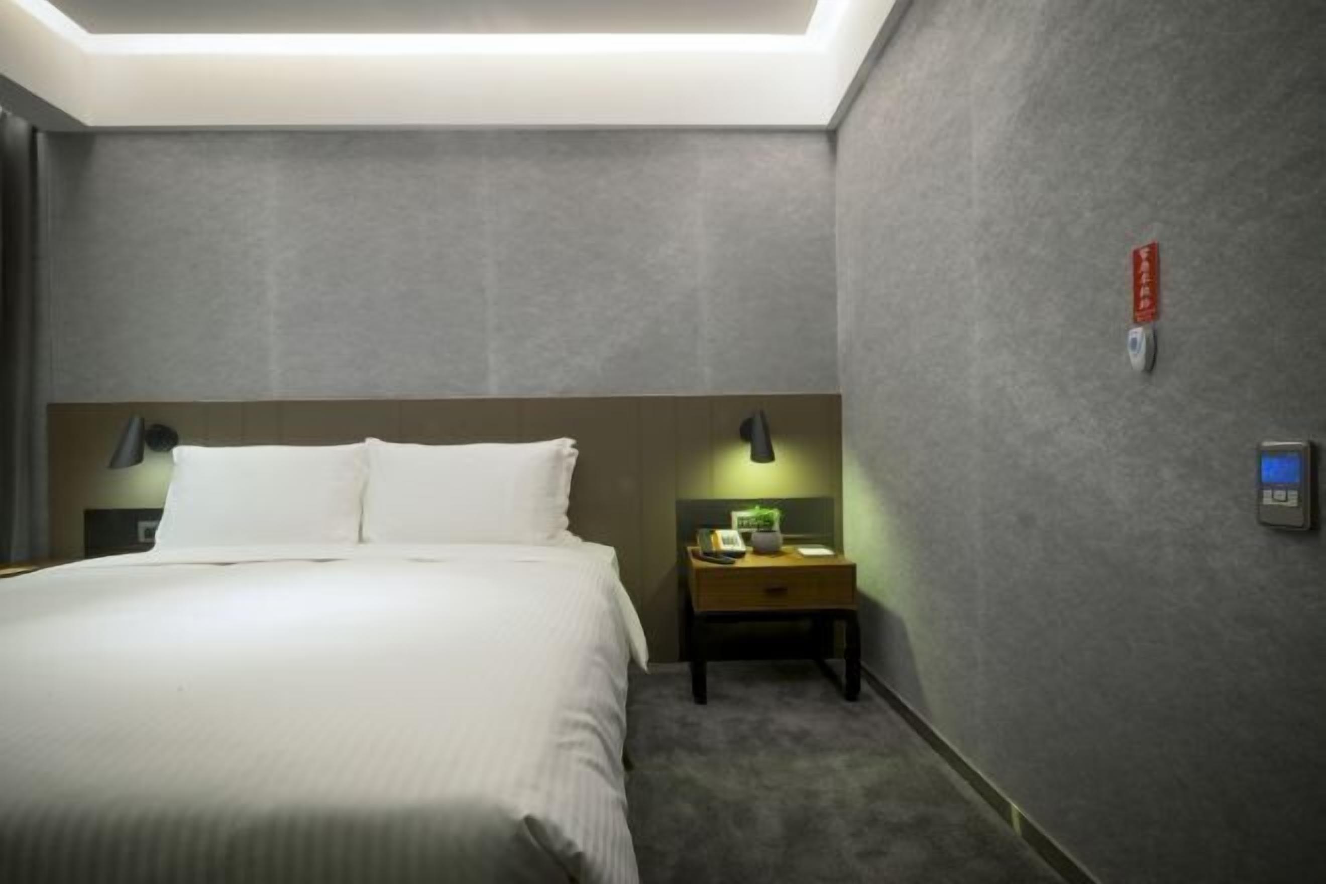 مكتب ومساحة عمل للكمبيوتر المحمول وتجهيزات عازلة للصوت وواي فاي مجانًا