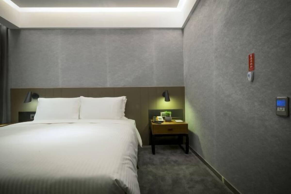 1 quarto, escrivaninha, espaço de trabalho para notebook