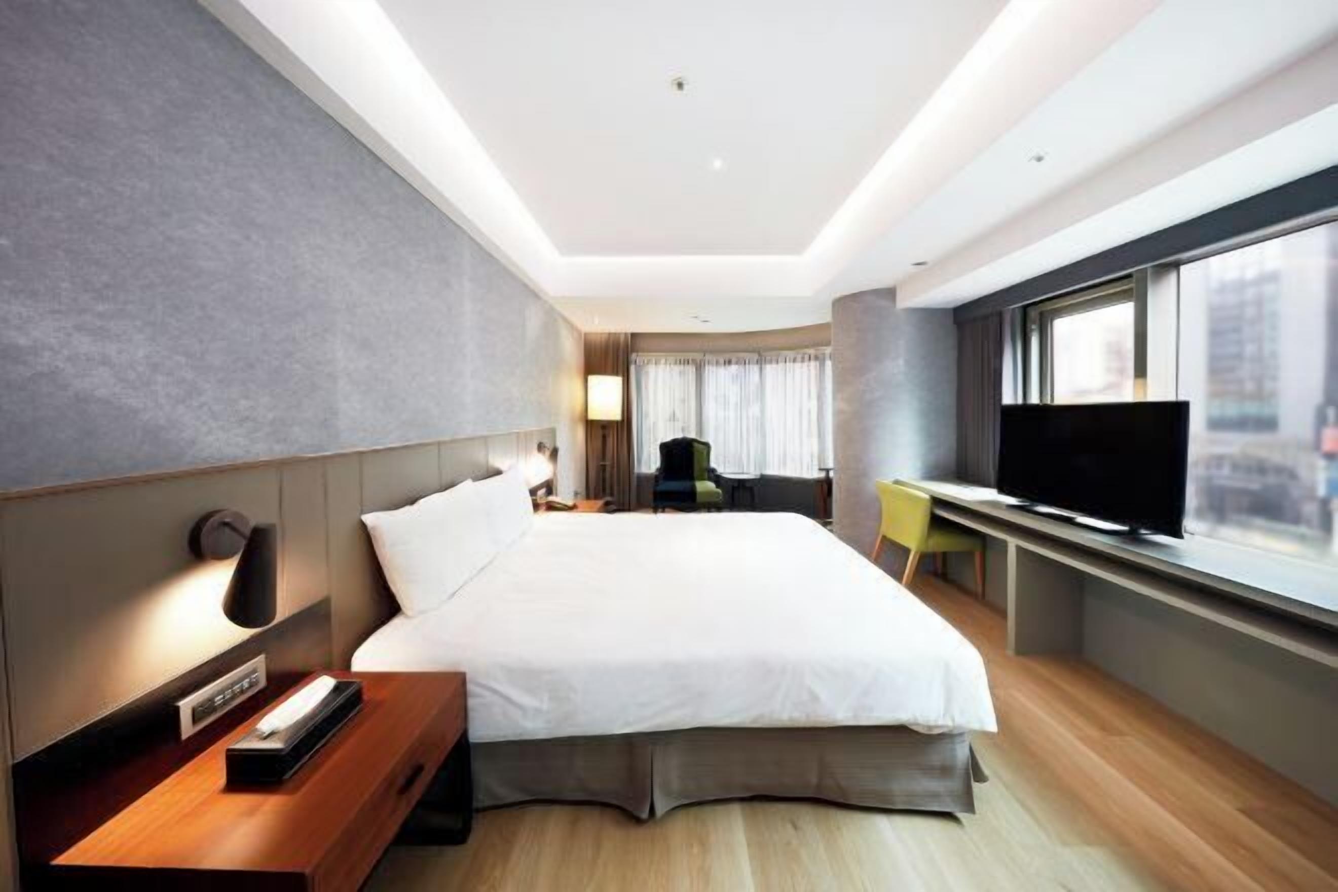 Desk, laptop workspace, soundproofing, free WiFi