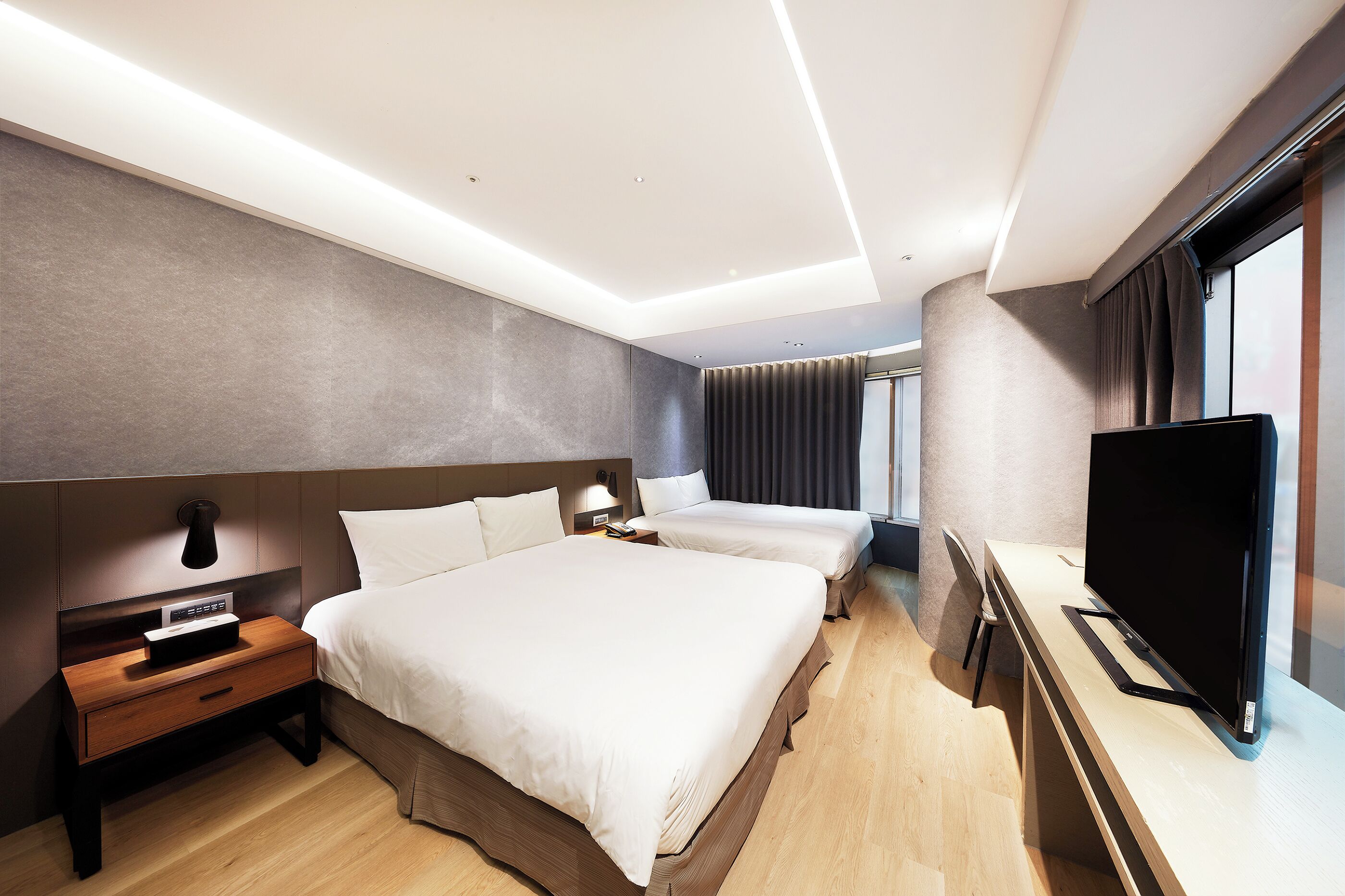 Chambre quadruple Deluxe | Bureau, espace de travail pour ordinateurs portables