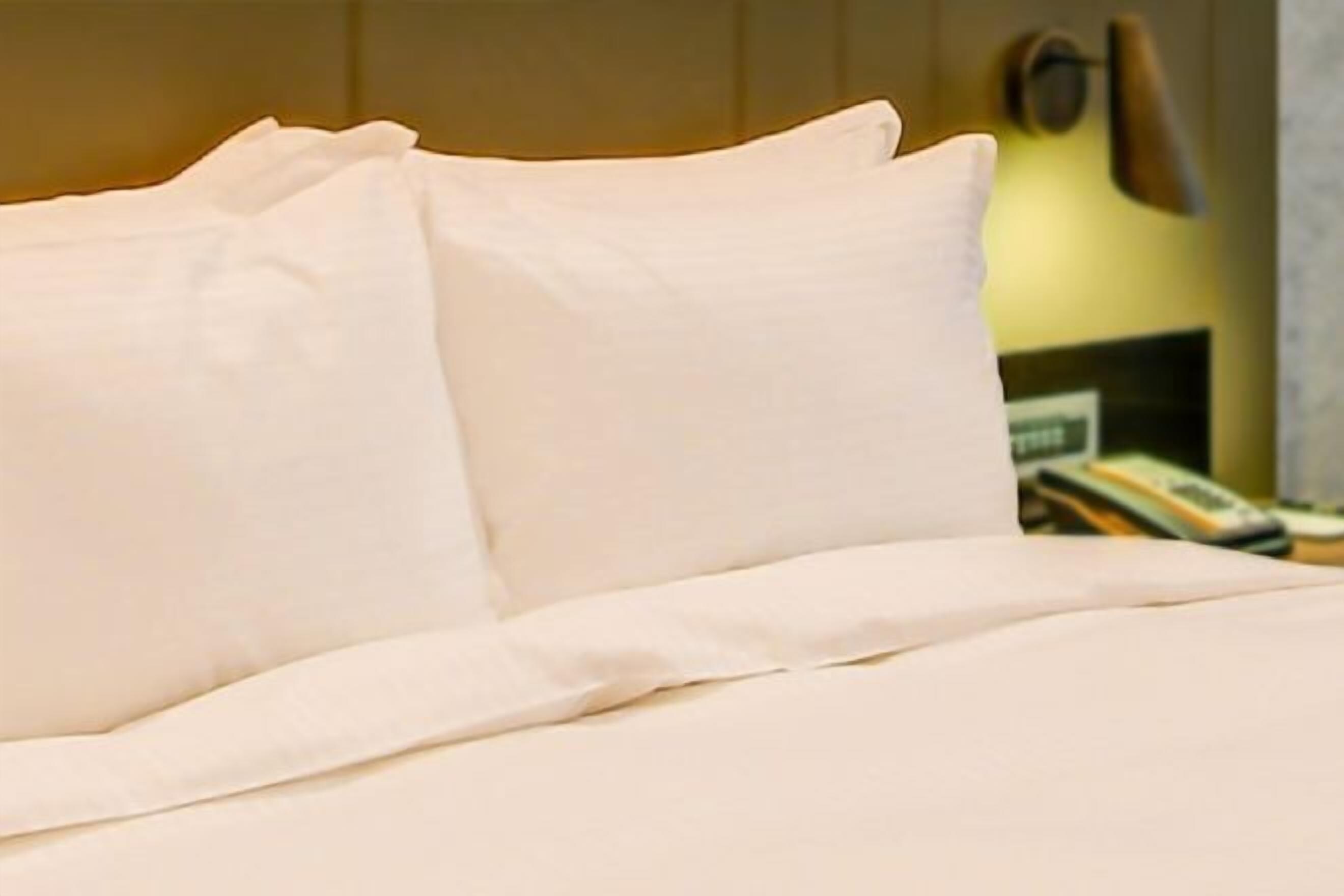 مكتب ومساحة عمل للكمبيوتر المحمول وتجهيزات عازلة للصوت وواي فاي مجانًا