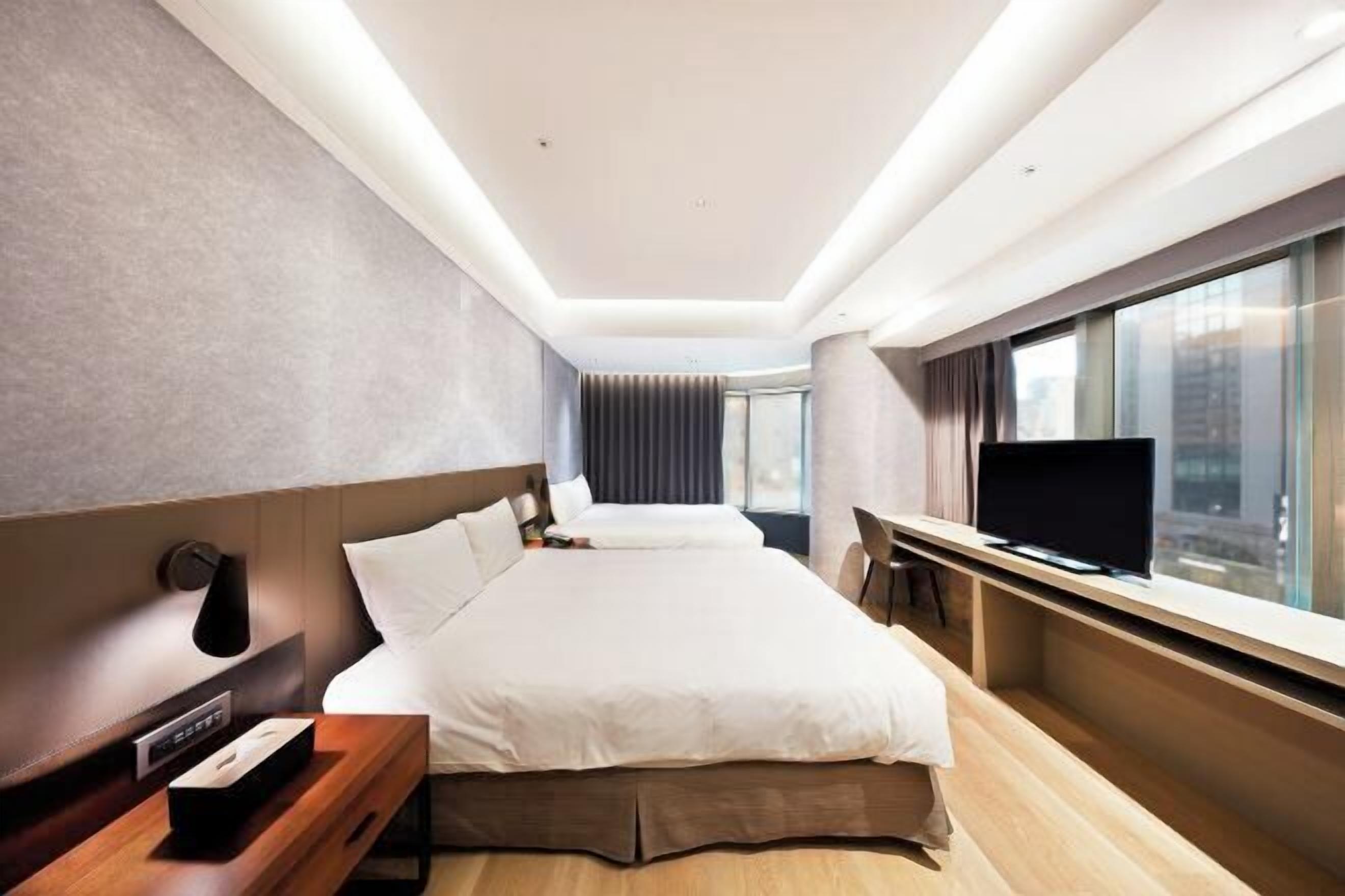 Desk, laptop workspace, soundproofing, free WiFi