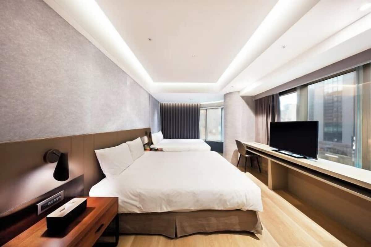 Desk, laptop workspace, soundproofing, free WiFi