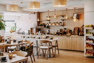 Desayuno buffet diario (EUR 17 por persona)