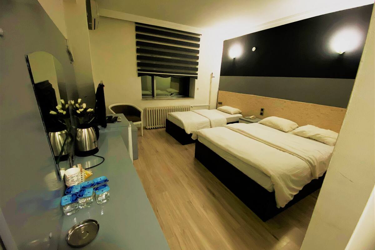 Kolmen hengen standard-huone | Minibaari, työpöytä, kannettavalle tietokoneelle sopiva työtila