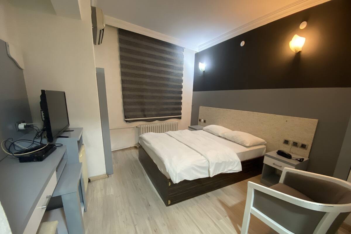 Yhden hengen classic-huone | Minibaari, työpöytä, kannettavalle tietokoneelle sopiva työtila