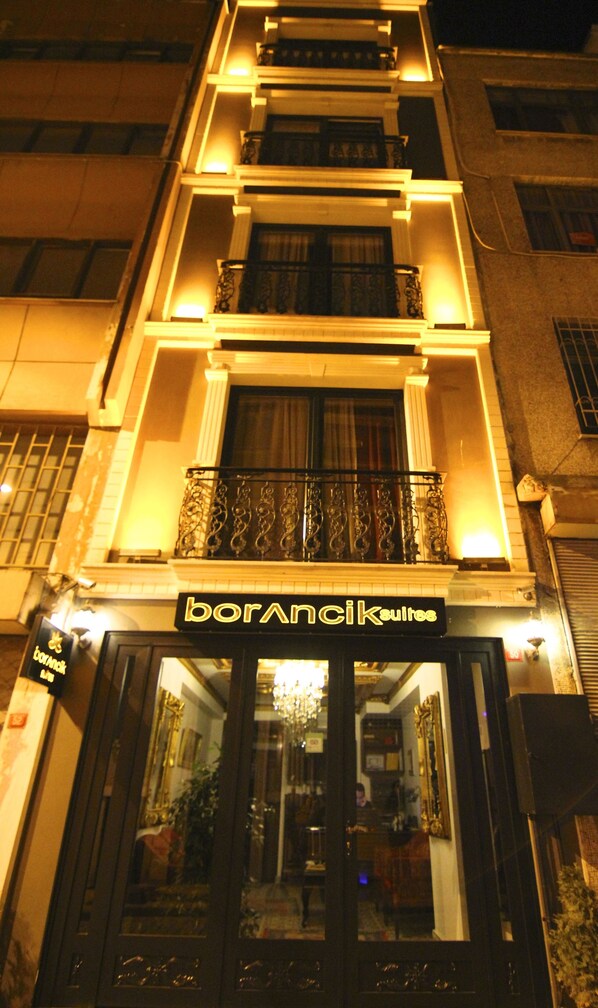 Front of property – evening/night - Borancik Suites (Istanbul)