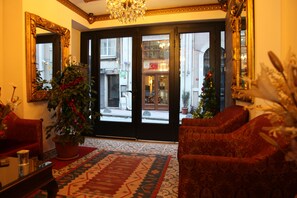 Lobby sitting area - Borancik Suites (Istanbul)