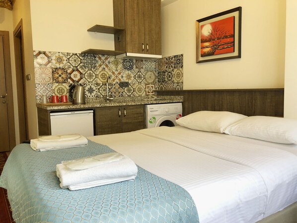 Premium bedding, in-room safe, soundproofing, free cribs/infant beds - Borancik Suites (Istanbul)