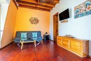 Superior Room | Living area | 48-inch flat-screen TV with cable channels, TV - El Faro del Colibri (Bocas del Toro)