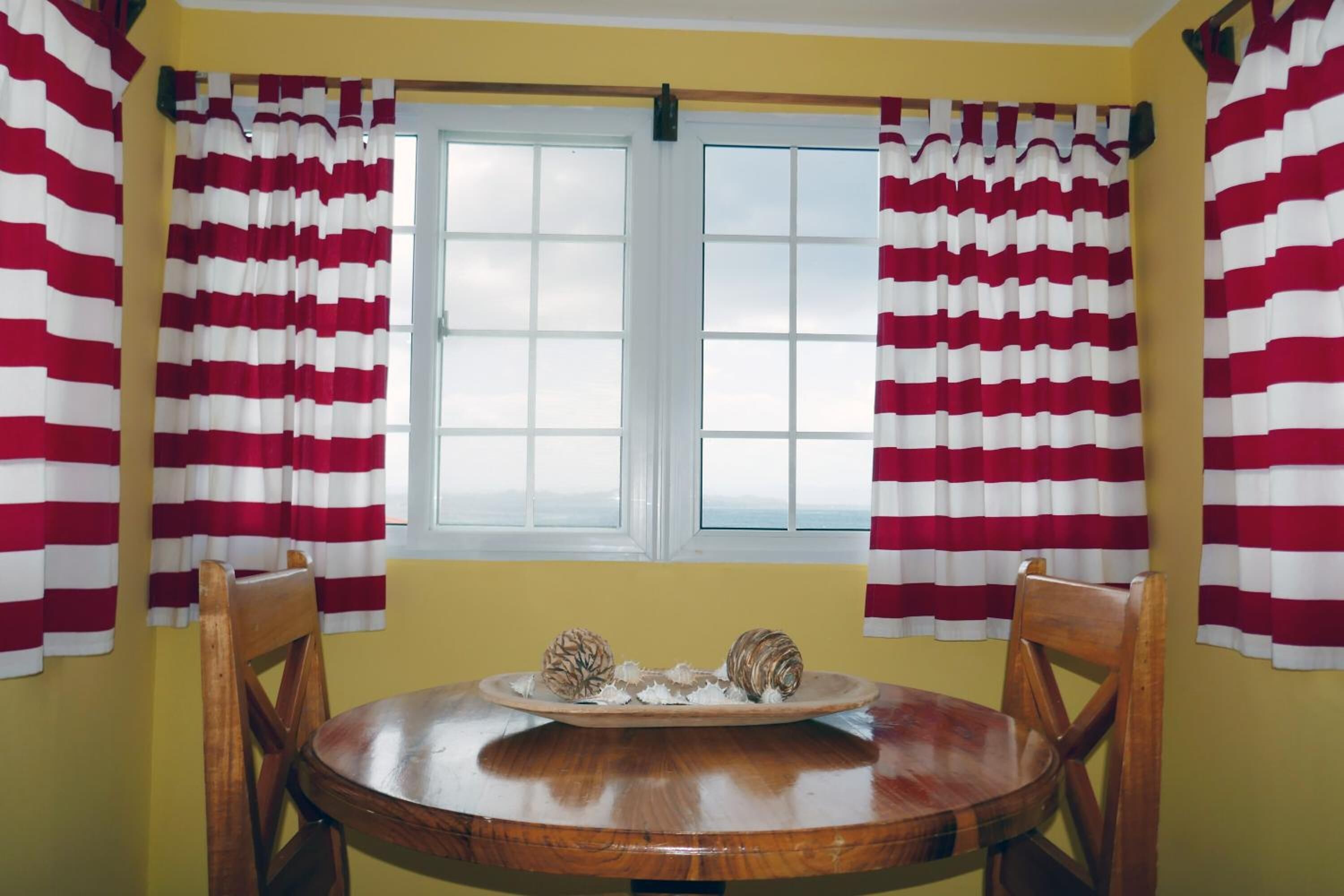 Breakfast, dinner served; Regional cuisine, beach views 