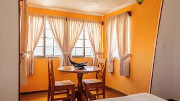 Superior kamer | Woonruimte | Een 48-inch flatscreentelevisie met kabelzenders en een televisie