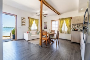 Kamar Double atau Twin Deluks | Dapur pribadi | Peralatan masak/sendok-piring
