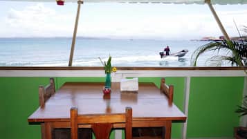 Petit déjeuner et dßner servis sur place, vue sur la plage