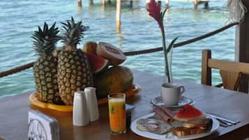 Petit déjeuner et dßner servis sur place, vue sur la plage