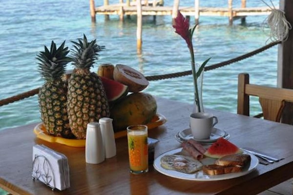 Serveert ontbijt, diner, regionale gerechten, stranduitzicht