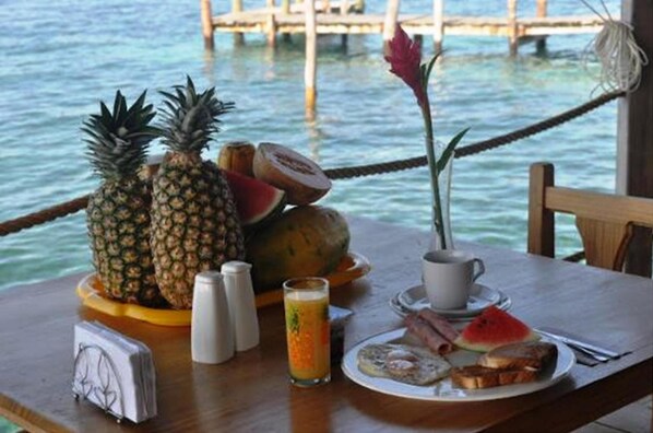 Se sirven desayunos y cenas; cocina regional; con vista a la playa