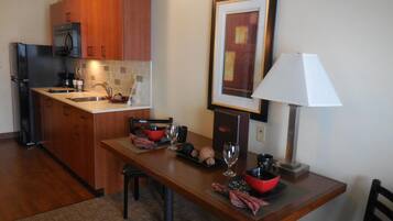 Grand réfrigérateur, micro-ondes, plaque de cuisson