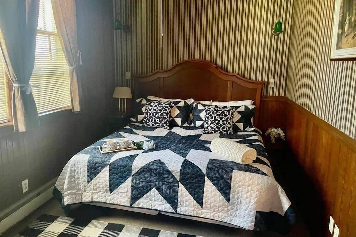 Suite familiar, 1 cama King size y sofá cama, refrigerador y microondas (Carriage House Suite 1) | Ropa de cama de alta calidad, wifi gratis y ropa de cama 