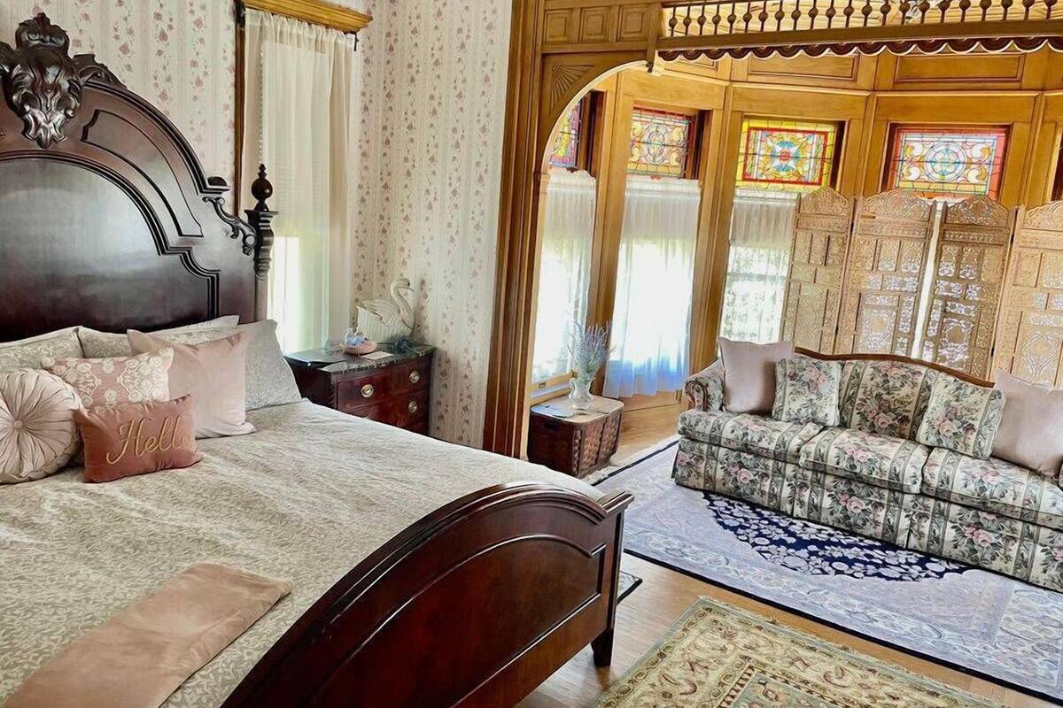 Habitación Deluxe, 1 cama King size y sofá cama, baño privado (Belle Peabody Brown Suite) | Ropa de cama de alta calidad, wifi gratis y ropa de cama 